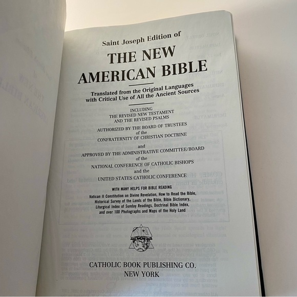 Vintage 1976 Catholic Illustrated Holy Bible Memorial Edition in Wood Cedar Box - Picture 4 of 13